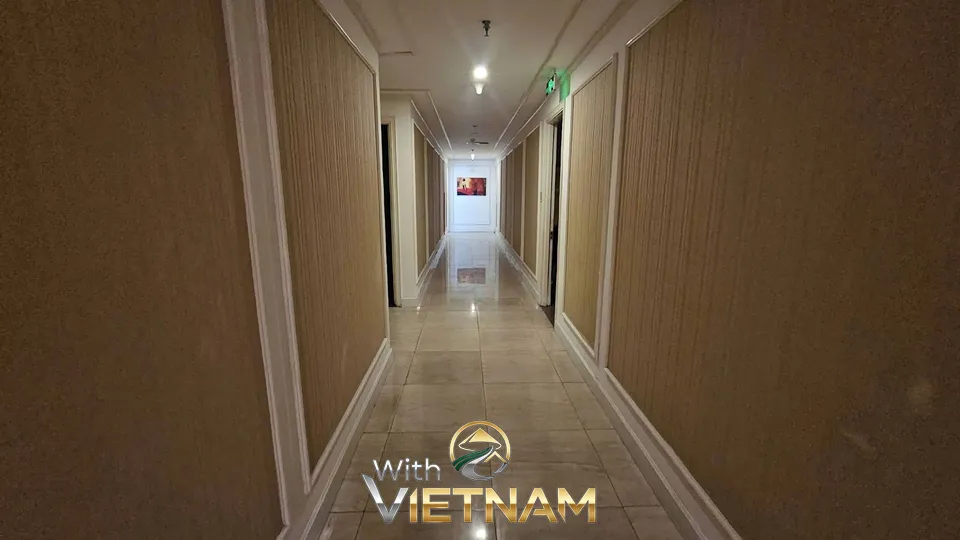 고급스러운 스파의 긴 복도 전경