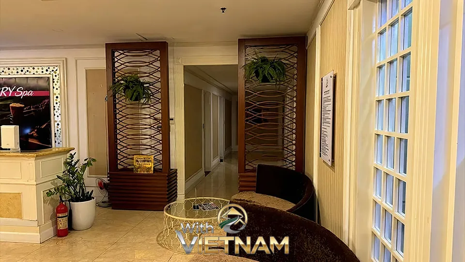 식물과 파티션으로 장식된 로비