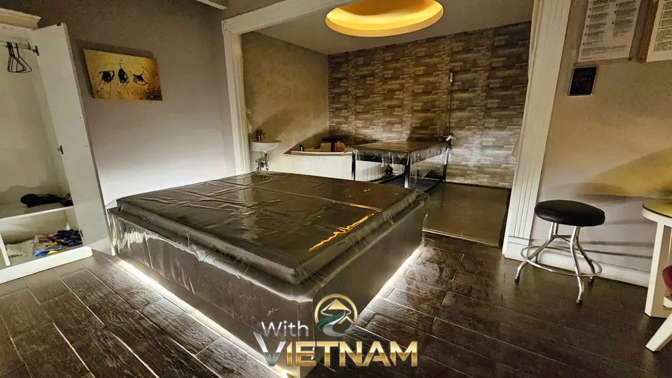 마사지 베드와 욕실이 있는 방