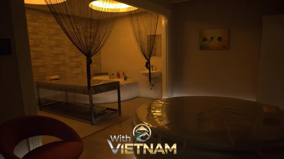 커튼 장식이 있는 체리 스파 룸 내부