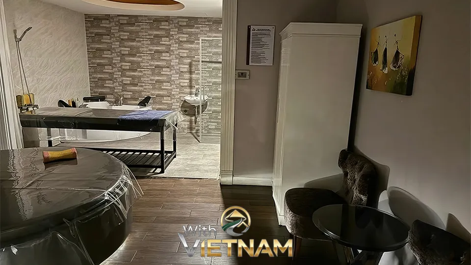 욕실 옆 마사지 베드와 물침대