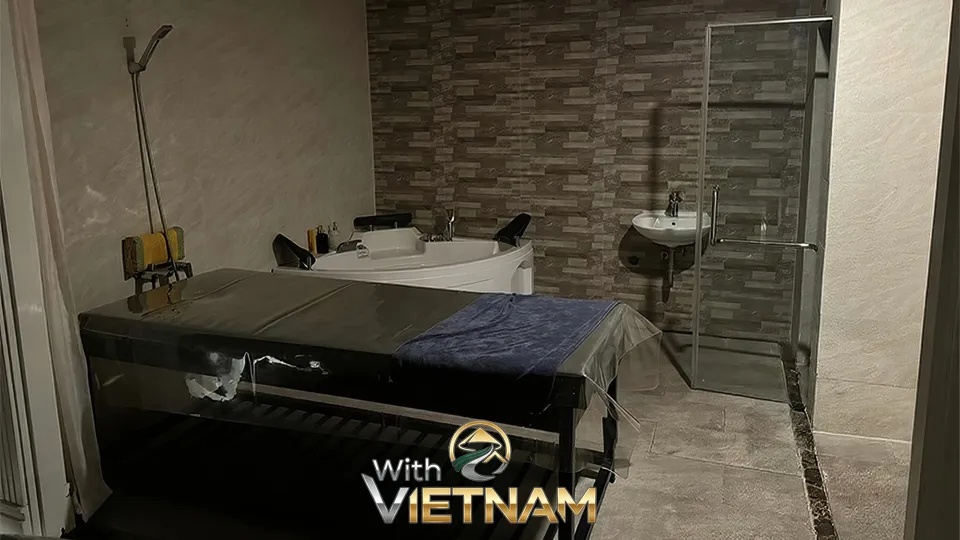 월풀 욕조와 샤워 시설이 있는 체리 스파