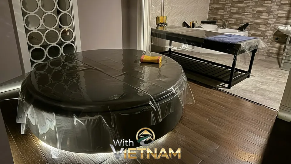 원형 침대와 마사지 베드가 있는 방