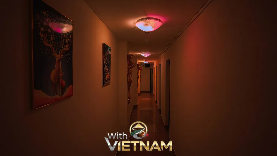 붉은 조명의 복도