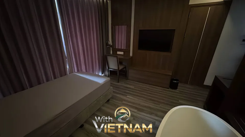 욕조와 침대가 있는 넓은 룸