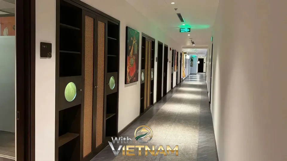 그림이 걸려있는 차분한 스파 복도