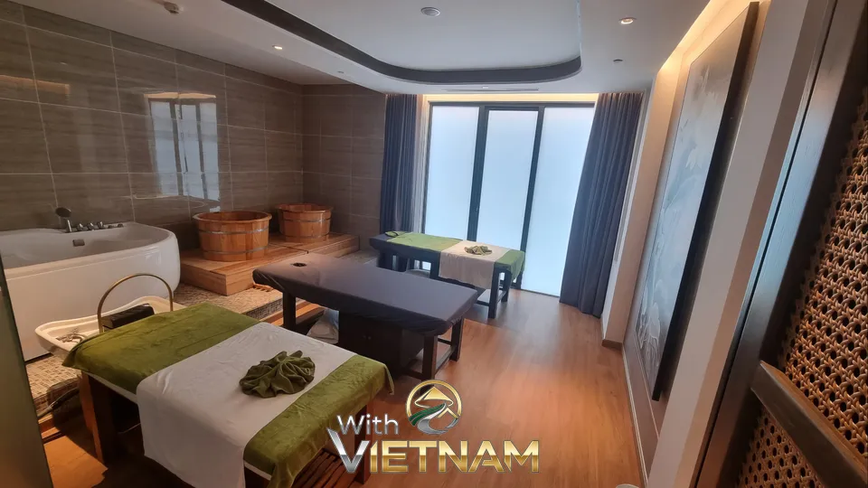 나무 욕조와 마사지 베드가 있는 황제 스파