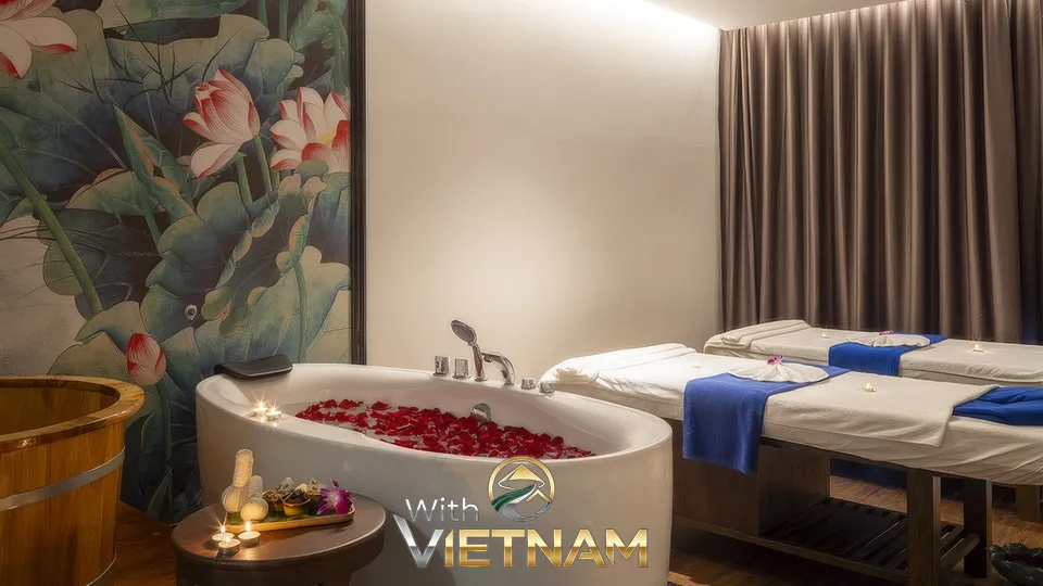 장미 꽃잎이 띄워진 욕조와 마사지 베드