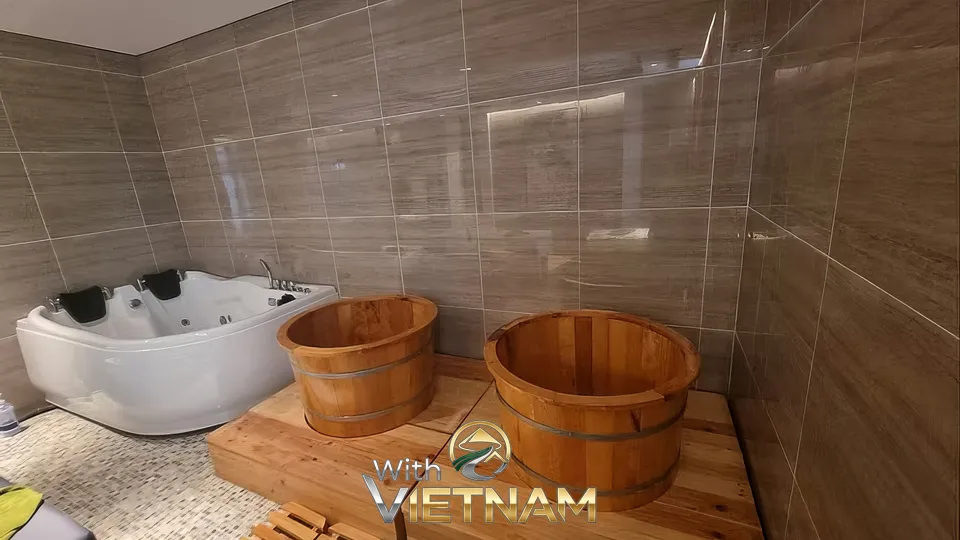 현대적인 욕조와 나무통이 있는 욕실