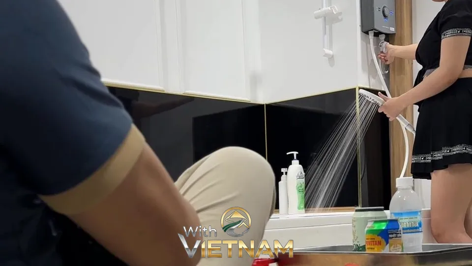 욕조에서 샤워를 준비하는 모습