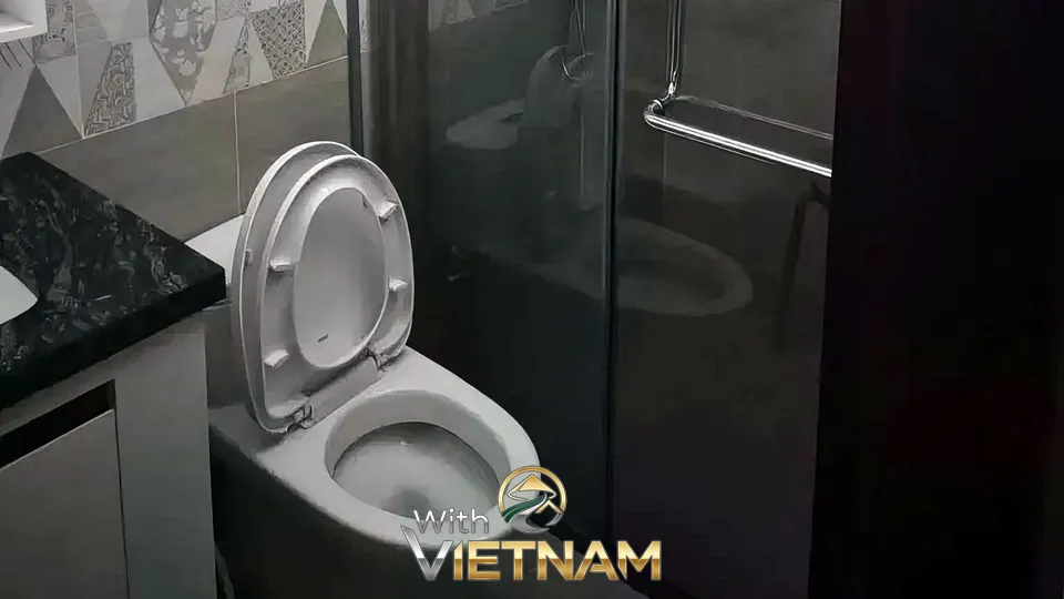 화장실에 설치된 흰색 변기