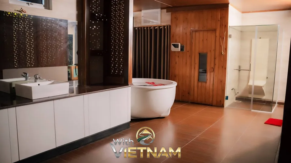 흰색 욕조와 샤워시설이 있는 욕실