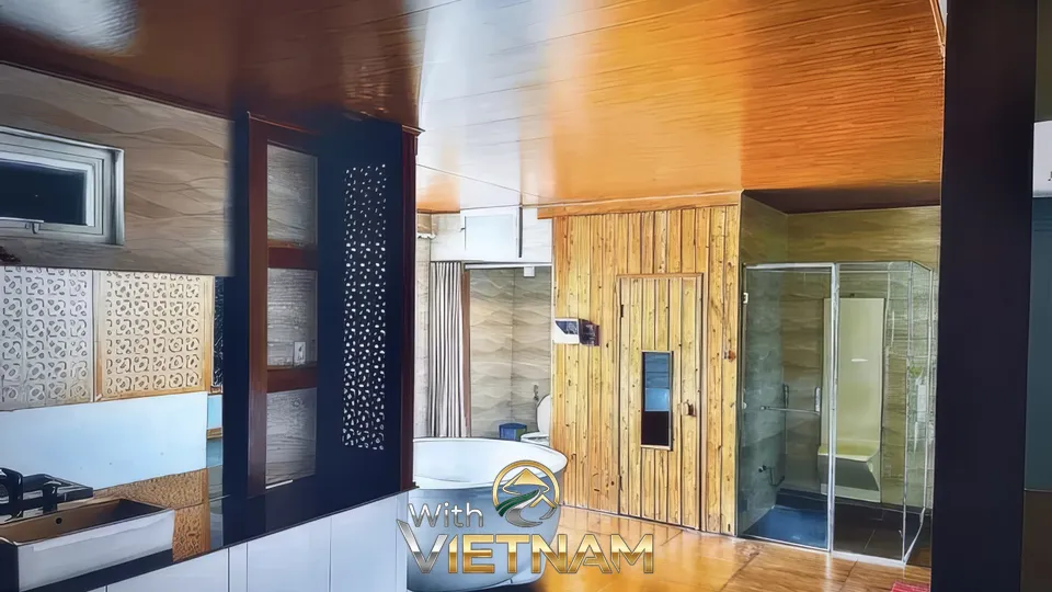 나무 벽과 욕조가 있는 넓은 욕실