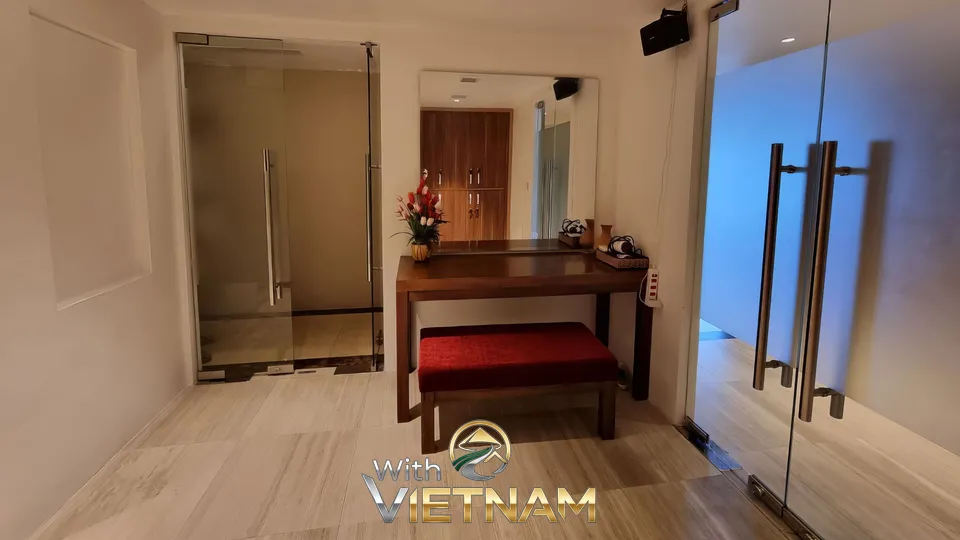 스파 복도의 거울과 유리문으로 된 입구