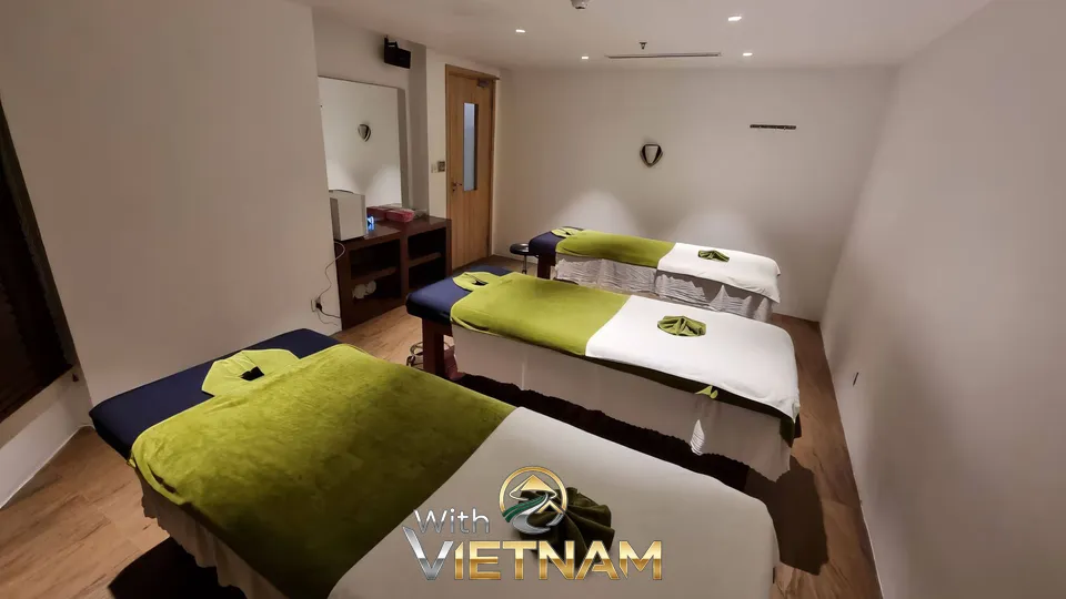 세 개의 마사지 베드가 나란히 있는 스파 룸