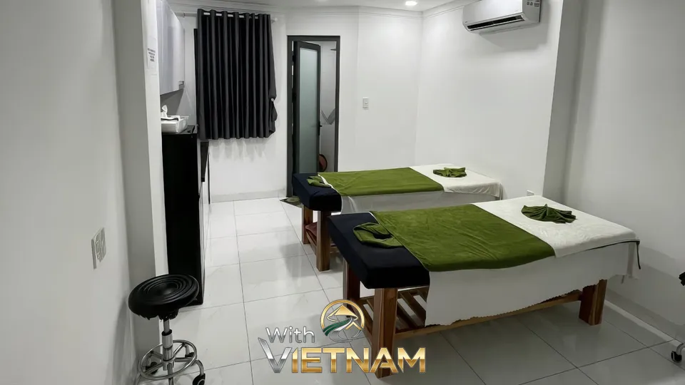 두 개의 마사지 베드가 있는 밝은 스파 룸