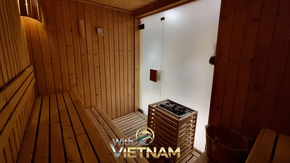 나무로 된 넓고 아늑한 사우나 내부