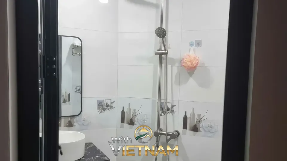 현대적인 디자인의 깔끔한 스파 샤워실