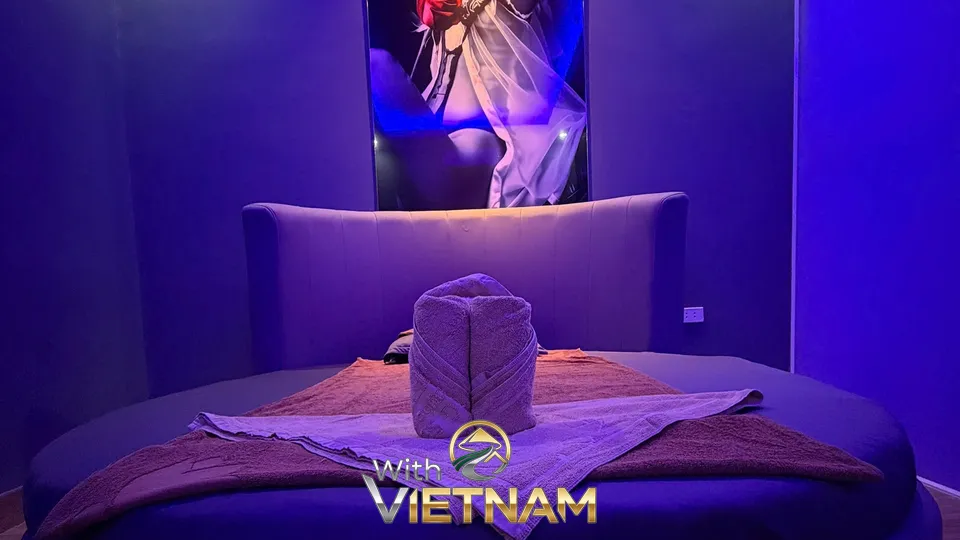보라색 조명의 럭셔리 마사지룸