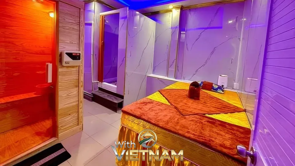 보라색 조명의 마사지룸과 사우나 시설