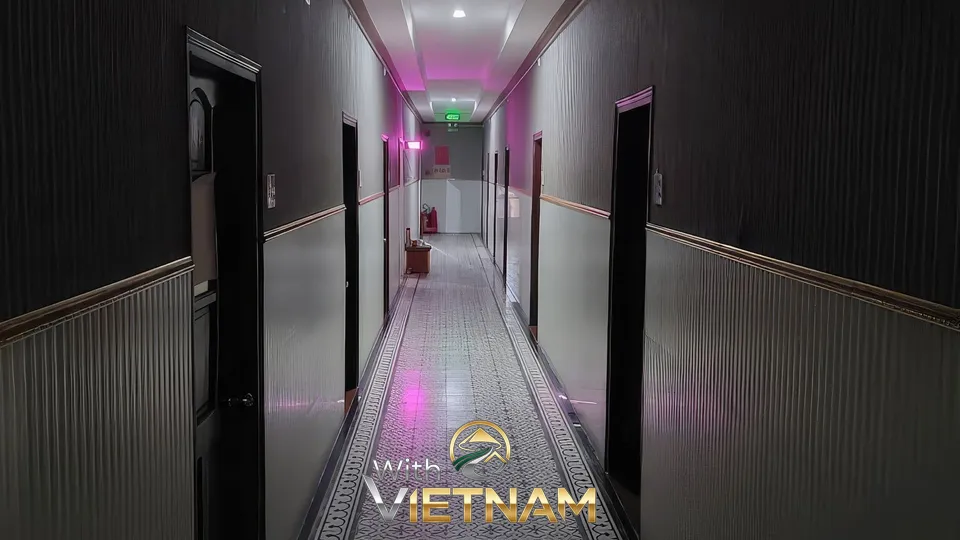 핑크빛 조명이 인상적인 복도