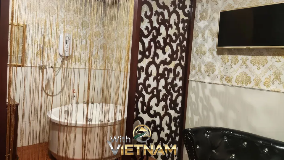 원형 욕조와 장식용 파티션이 있는 방