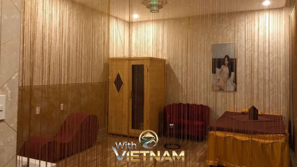 사우나와 붉은 소파가 있는 마사지실