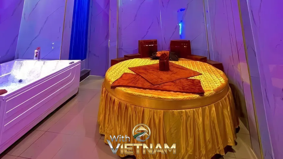 원형 마사지 베드와 욕조가 있는 방