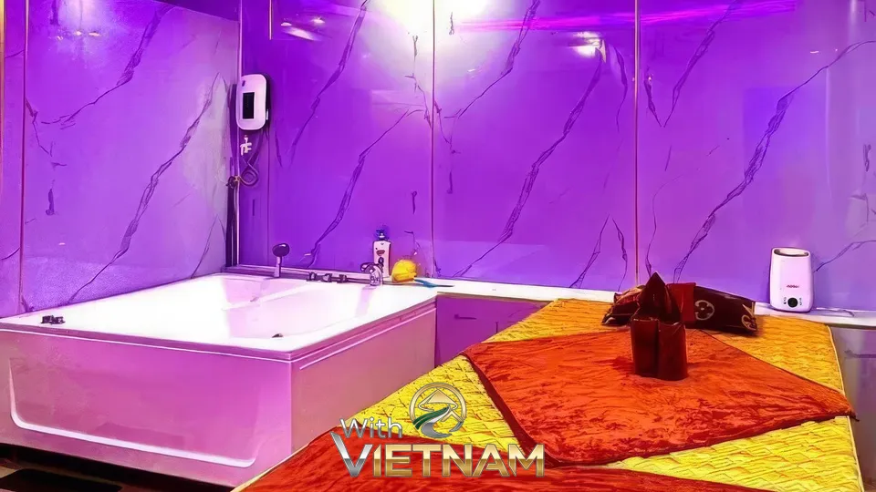 보라색 조명의 욕조와 마사지 베드