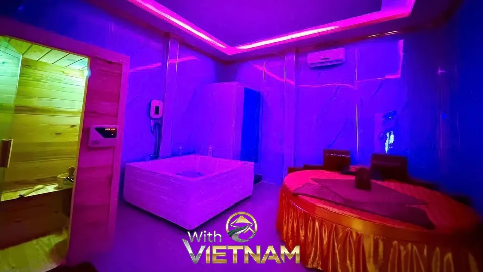 파란 조명의 자쿠지와 원형 마사지 베드