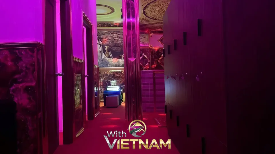 분홍색 조명으로 꾸며진 마사지샵 복도