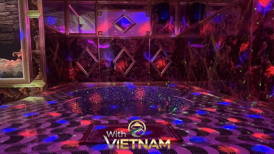 화려한 조명과 타일로 장식된 자쿠지