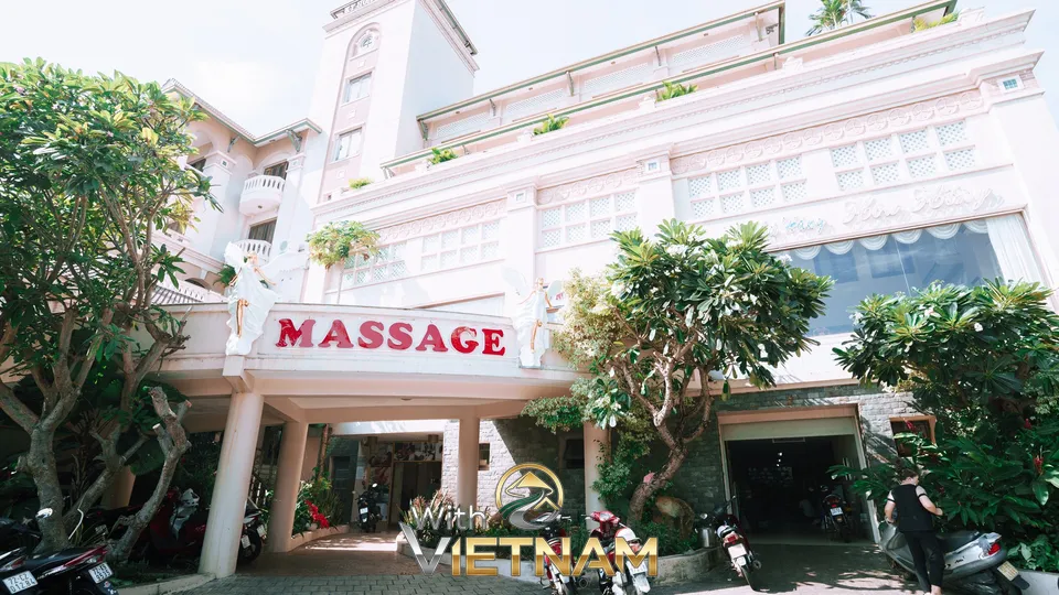 흰색 건물의 떠이도 마사지샵 외관