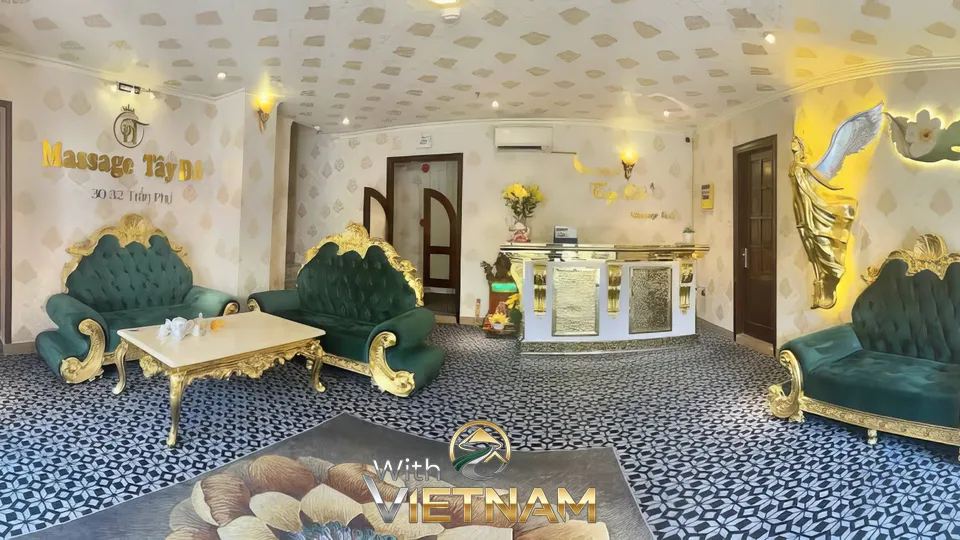 화려한 녹색 소파가 있는 로비