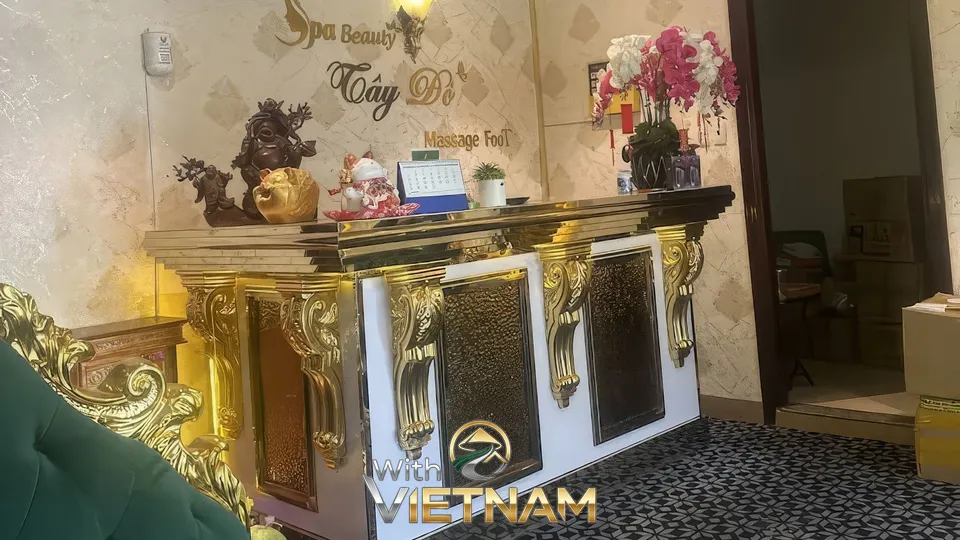 금색 장식의 화려한 리셉션 데스크