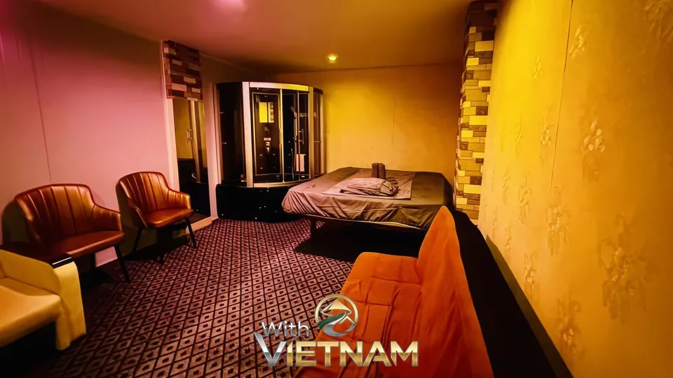 마사지 베드와 샤워부스가 있는 방