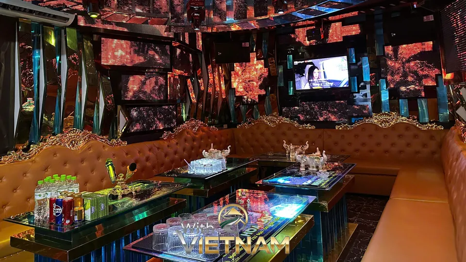 화려한 소파와 테이블이 있는 라운지