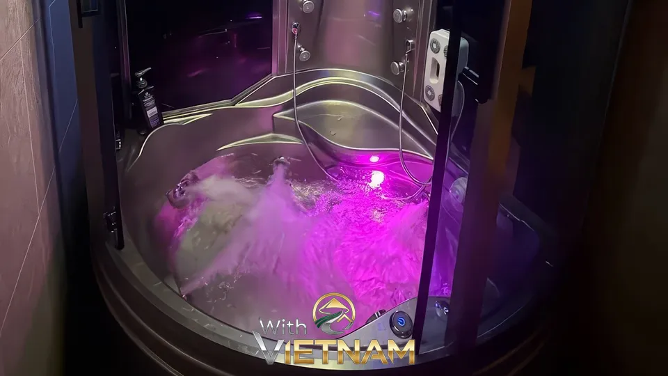 보라색 조명의 1인용 자쿠지