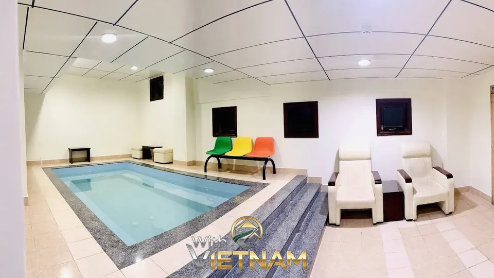 실내 수영장과 의자가 있는 휴식 공간