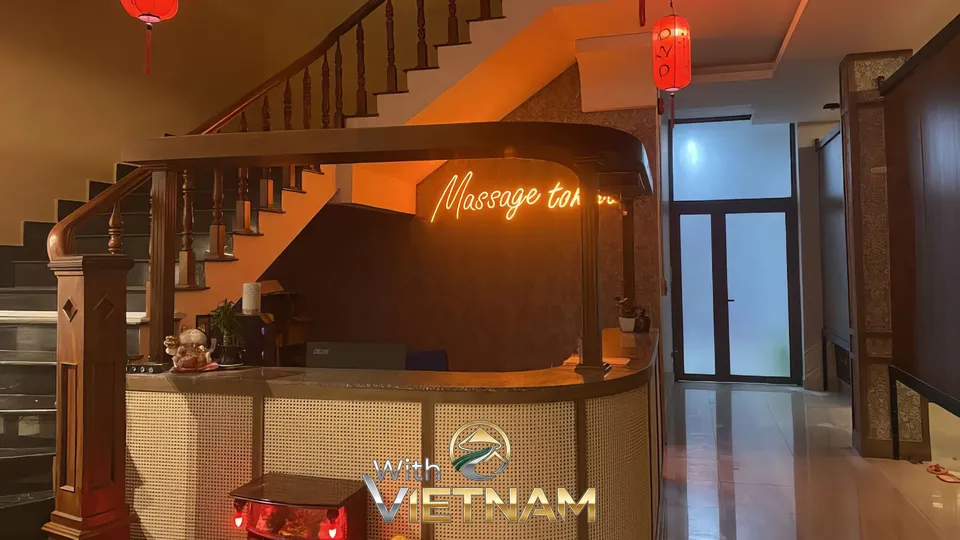 네온사인과 계단이 있는 마사지샵 로비