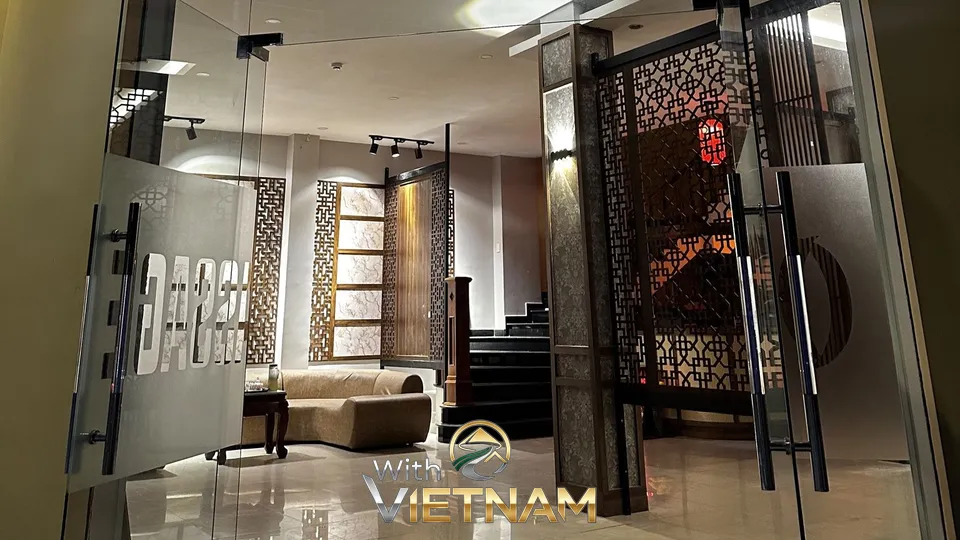 마사지샵 입구와 대기 공간의 소파